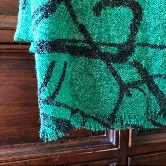 Massimo Green and Black hanger pattern scarf wrap - Picture 2 of 3